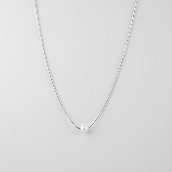Moving Single Pearl Necklace